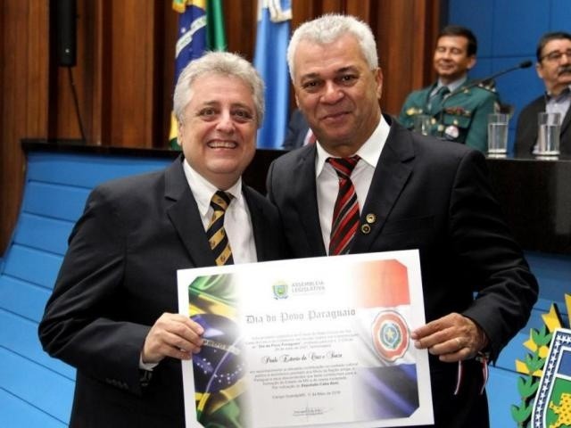 Paulo Estevão (à esquerda) durante homenagem do deputado Cabo Almi,na Assembleia Legislativa. (Foto: Wagner Guimarães/ALMS)