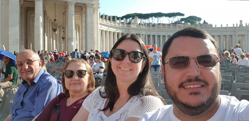 Em Città del Vaticano - Basilica San Pietro di Roma: Hugo, Amélia, Vanessa e Igor.