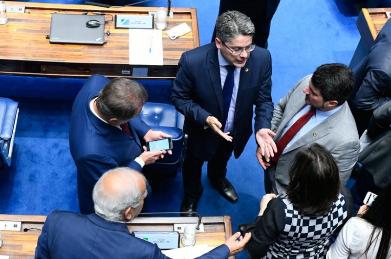 No Plenário, o autor do projeto, Marcos do Val (gravata vermelha), e o relator, Alessandro Vieira (gravata azul) - Foto:Marcos Oliveira/Agência Senado