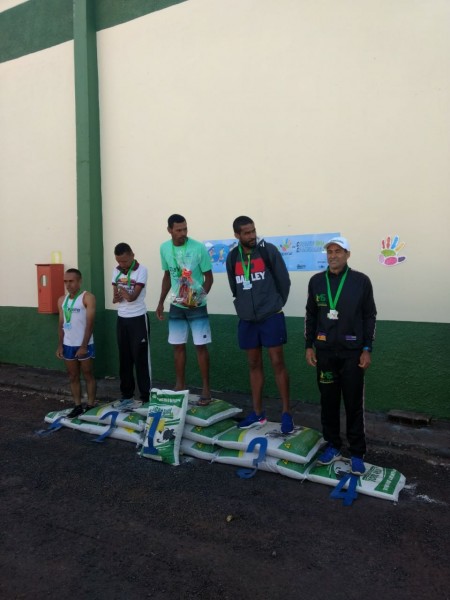 O atleta cassilandense Eder Araujo correu na manhã de hoje em Campina Verde, Minas Gerais, e chegou em quarto lugar. A prova era de 5km e fez em 16:40.