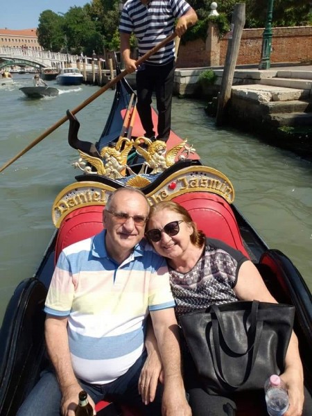 Hugo Eduardo Silva e Amélia estão comemorando cinquenta anos de casados. Reafirmaram a união no Vaticano e depois continuam viajando pela Itália. Em Veneza fizeram o passeio de eternos apaixonados em um gondola. Tinha até fundo musical. Parabéns.