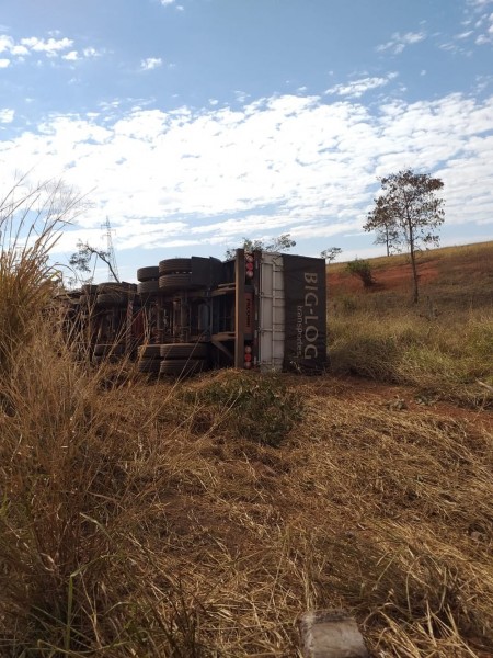 Carreta tombou após bater de frente com carro, em rodovia de MS, segundo o site  Destakagora 