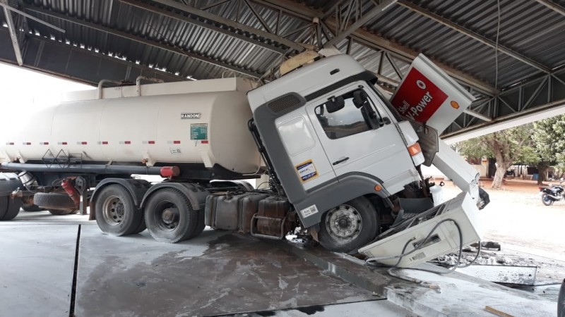 Fotogaleria: caminhão tromba em pilar e derruba cobertura do Posto 5ª Roda