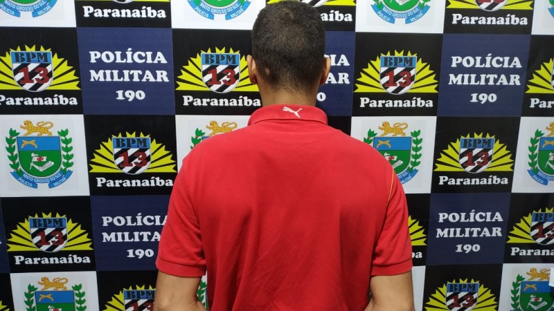 Polícia Militar conduz à delegacia homem por portar droga em Paranaíba
