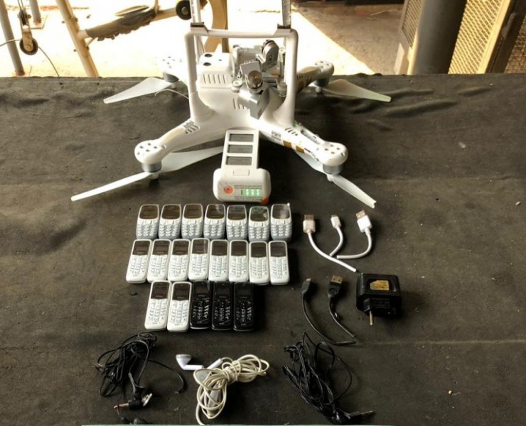 Agentes penitenciários apreendem drone carregando celulares