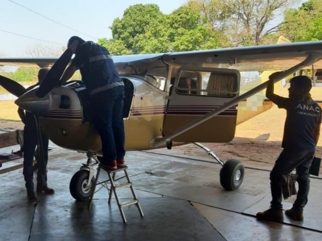 Agentes fiscalizando aeronave em hangar do interior. (Foto: Divulgação/Deco)
