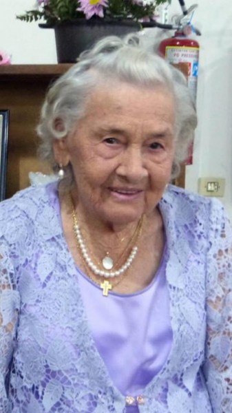Dona Ermantina Gouveia está completando hoje 99 anos de idade. O mais importante: totalmente lúcida e com uma memória invejável. Parabéns.