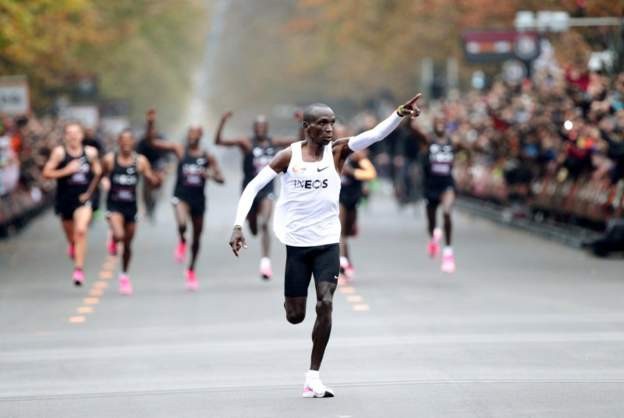 Eliud Kipchoge é o primeiro atleta a correr a maratona em menos de duas horas