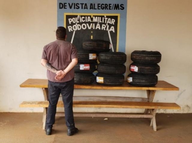 Homem que transportava os pneus foi liberado pela polícia. (Foto: Divulgação/PMR)