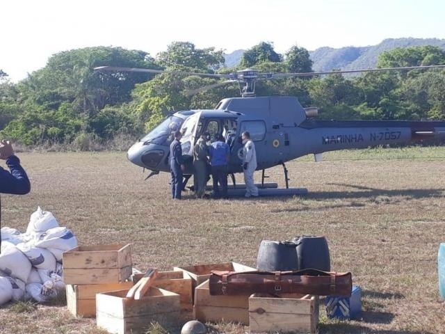 Helicóptero militar é usado no transporte dos equipamentos. (Foto: Divulgação/IHP)