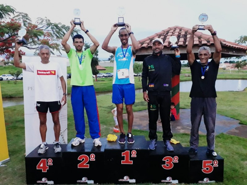 Josemar Oba Oba foi o campeão de corrida de rua realizada ontem em Paranaiba. Eder Araujo ficou em terceiro lugar. 