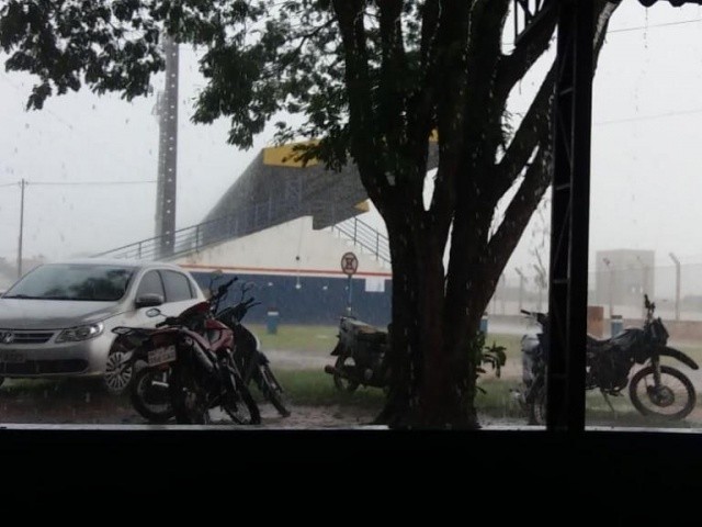 Chuva na região do Estádio Aral Moreira (Foto: Direto das Ruas)