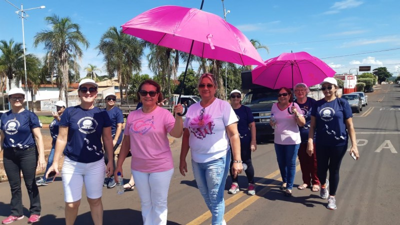 A Rede Feminina de Combate ao Câncer e o Lions Clube promoveram nesta manhã a caminhada "Passos que Salvam" com renda para o Hospital do Amor (Barretos). Cerca de 140 kits foram vendidos. Foto postada por Jussara.