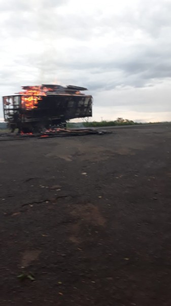 Vídeo: caminhão carregado de madeira pega fogo na no KM 9 da MS 306