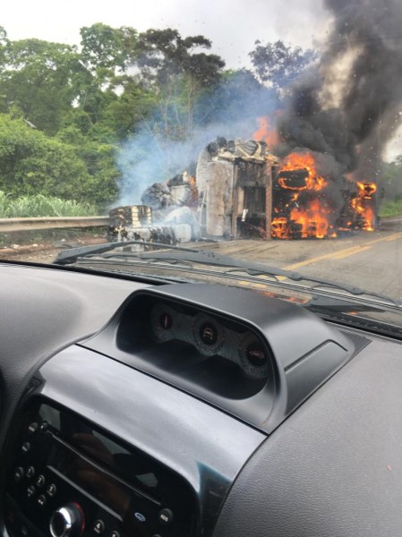 Fotogaleria: motorista morre e caminhão carregado de algodão pega fogo na BR158