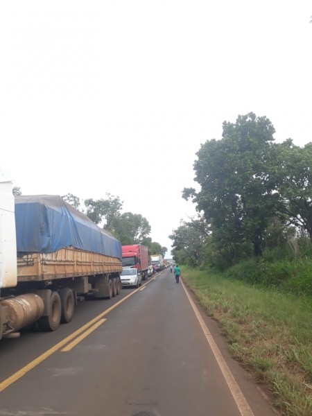 O acidente ocasionou congestionamento. Foto: Flavio do Facebook