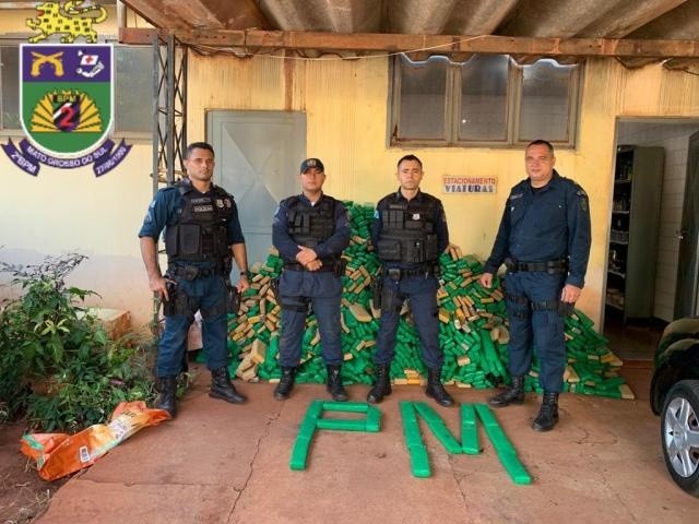 Policias responsáveis pela a apreensão da droga. (Foto: Divulgação/PM)