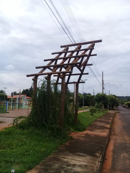 Leitor envia foto e diz que uma estrutura, que foi feita para ficar bonitinha a "praça da mandioca", na Vila Izaópolis , está quase caindo.