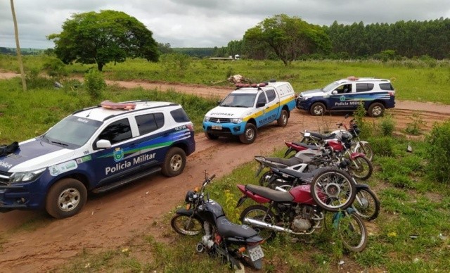 Motocicletas encontradas no esconderijo da dupla. (Foto: Divulgação/PM)