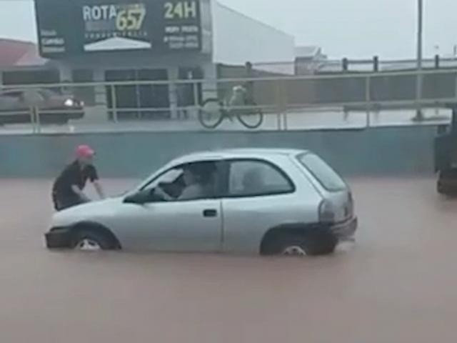 Carro ficou imerso na chuva em Água Clara. (Foto: Direto das Ruas)