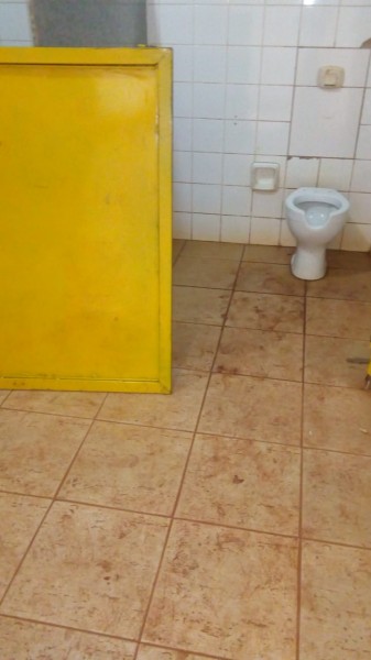 Leitor manda fotos da situação do banheiro público da Praça São José