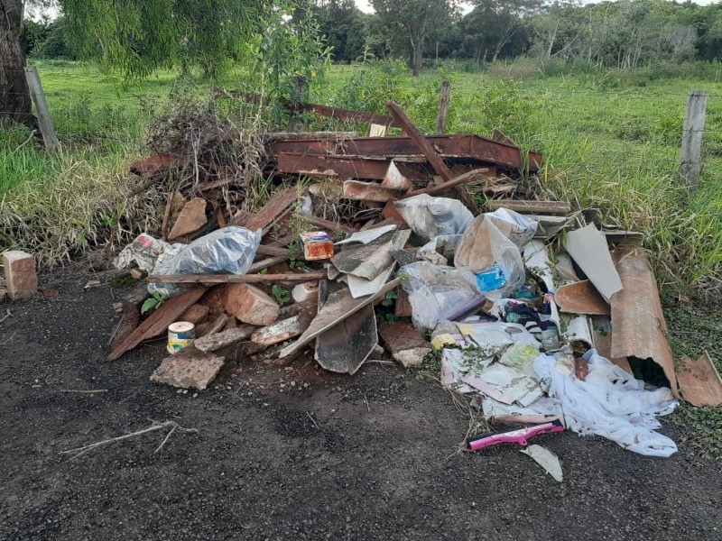 O monte de lixo  da foto está na última rua do residencial Vale do Aporé. Por  Maida de Oliveira Souza.