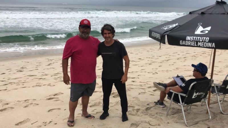 O engenheiro Renato de Freitas está em Maresias e encontrou com o técnico e padrasto do campeão mundial de surfe Gabriel Medina. E postou no Face.