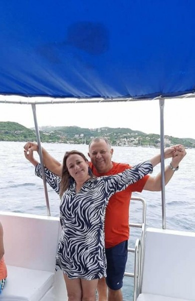 O casal Rosania Soares e Nilson  Alves da Silva curtindo um cruzeiro marítimo no navio Soberano. Foto Facebook.