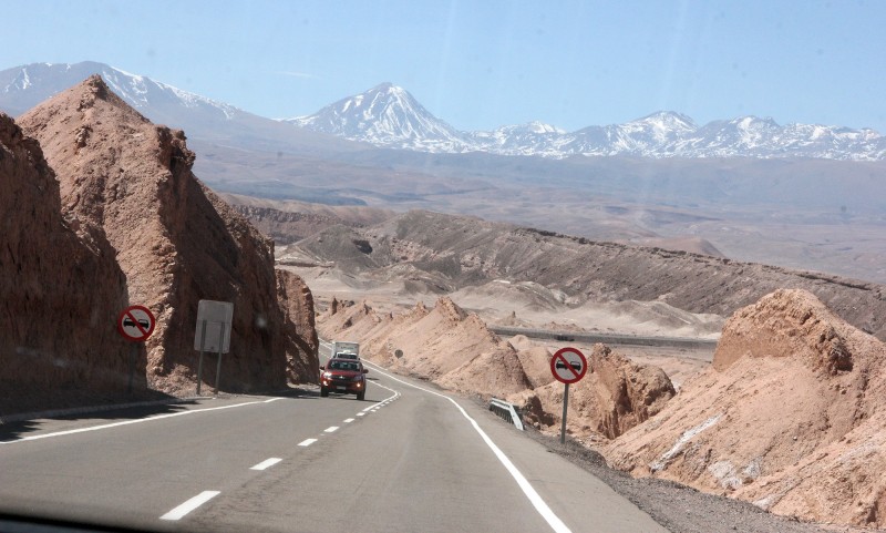 Deserto de Atacama, no Chile: cenário singular e impressionante, cortado por uma rodovia de alto padrão. Foto: Sílvio de Andrade