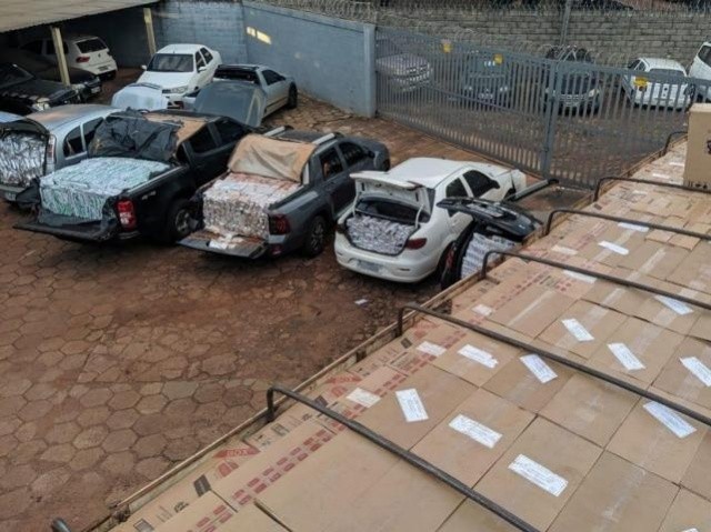 Veículos carregados com o contrabando encontrado na chácara. (Foto: Divulgação/DOF)