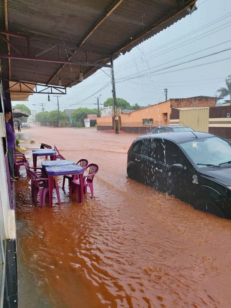 Hoje, na hora do almoço chuva forte caiu em Lagoa Santa (GO) e inundou parte da cidade. Veja na sequência fotos de Altair e Marcos, moradores na Lagoa Santa.