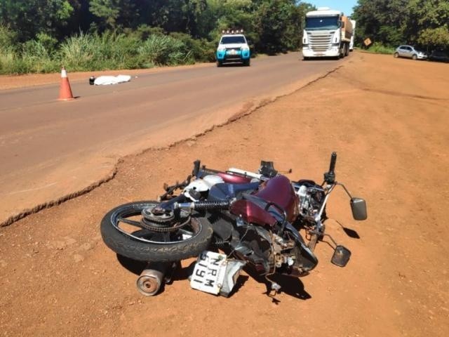 Moto atingida pela caminhonete e no meio da estrada o corpo de vítima de acidente ocorrido nesta terça-feira em Dourados (Foto: Adilson Domingos)