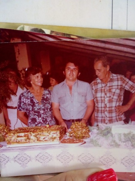 A foto deve ser da década de 70. O saudoso casal Zico Pereira/Izaura, ladeando João Girotto. Foto do arquivo de Vasco Pereira Borges.