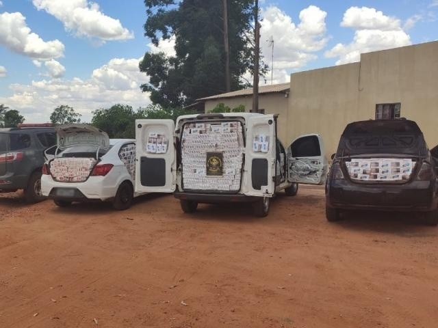 Os três veículos lotados com cigarro paraguaio, apreendidos pelo DOF (Foto: Divulgação)