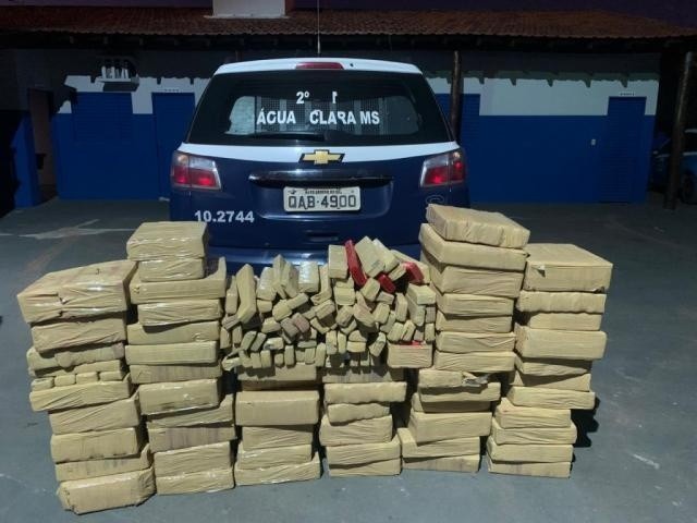 Droga apreendida em veículo soma 446,95 quilos. (Foto: Divulgação/Polícia Militar)