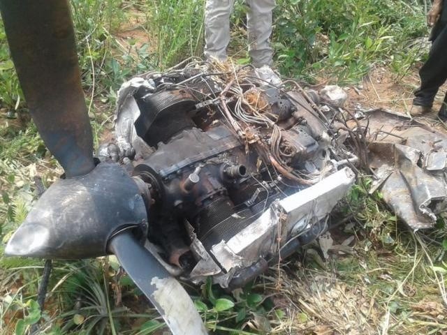 Motor do avião que caiu na fronteira (Foto: Santíago Benítez/Rádio Império)