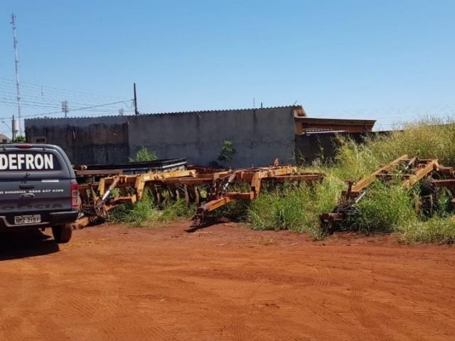 Viatura da Defron ao lado dos implementos agrícolas recuperados (Foto: Divulgação)