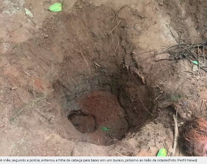 A mãe, segundo a polícia, enterrou a filha de cabeça para baixo em um buraco, próximo ao lixão da cidade(Foto: Perfil News)