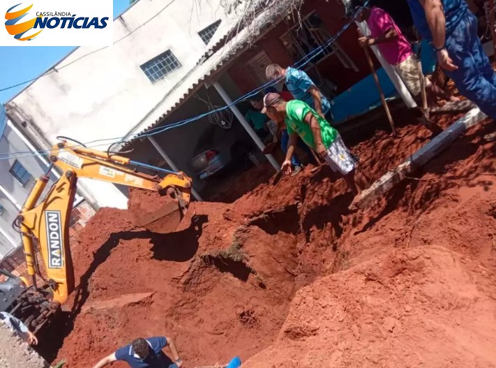 Homens usam máquina para resgatar trabalhador soterrado em fossa que desmoronou (Foto: MS News)