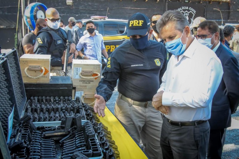 Governador assina termos de doação e de entrega de 295 pistolas e 26 fuzis às forças de segurança - Foto por: Christiano Antonucci