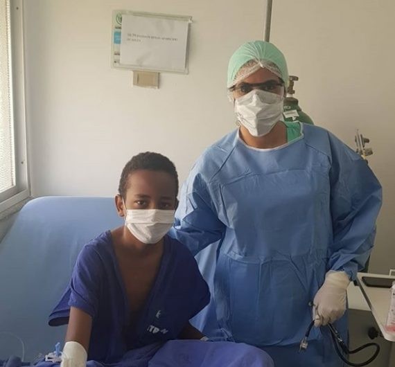 Dyeisson Renan com a médica hematologista Maristéfany Cury