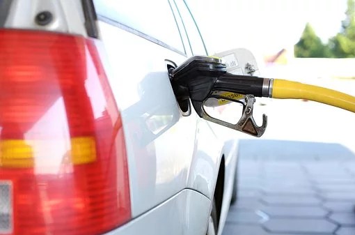Com crise do petróleo e menos venda, gasolina despenca para R$ 3,74 o litro