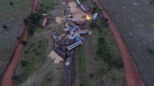 Trem descarrila e 17 vagões carregados com soja tombam, em Aparecida do Taboado (MS). — Foto: Alberto Rodrigues