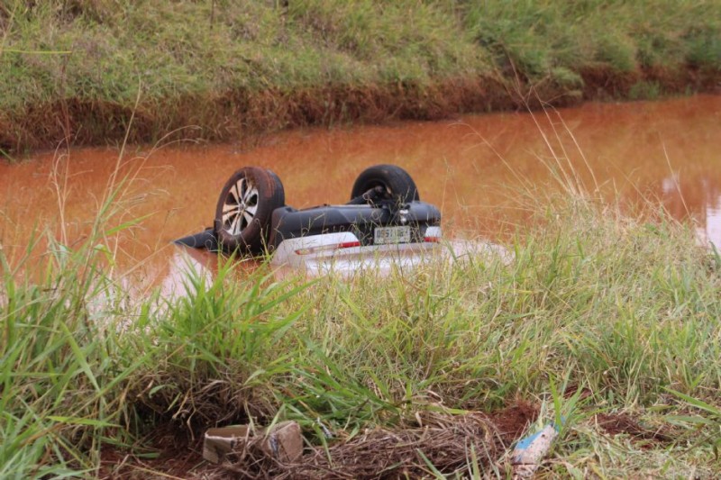 Carro capotou e parou com as quatro para cima em lamaçal (Foto: Jornal da Nova)