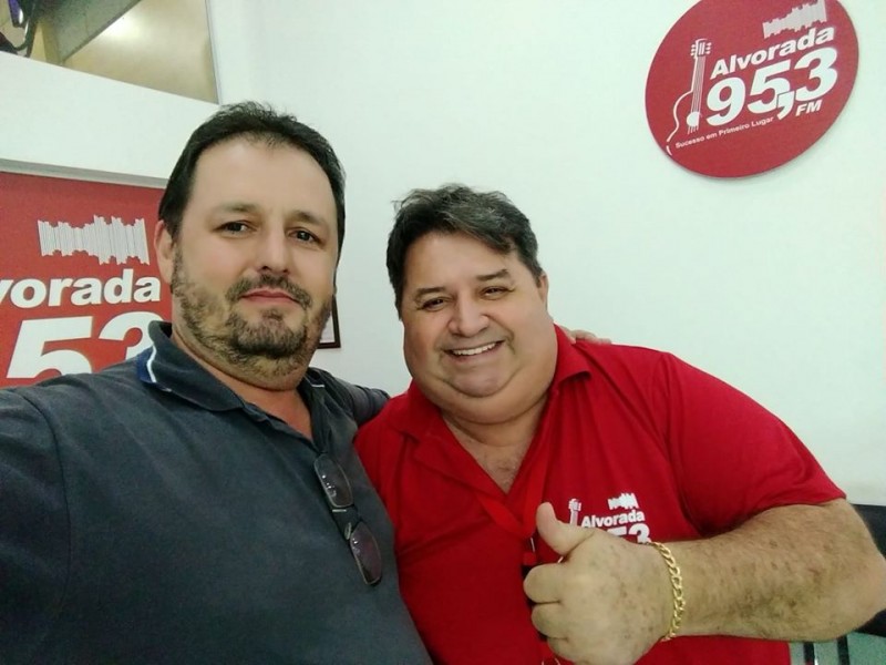 Passando por Fernandópolis André Luiz de Assis reencontrou o velho amigo Márcio Costa que trabalhou em Cassilândia na Central FM e Rádio Patriarca. Com certeza foi boa a resenha.