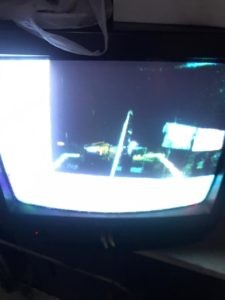 Aparelho de TV que recebia as imagens da câmera de ré instalada na janela