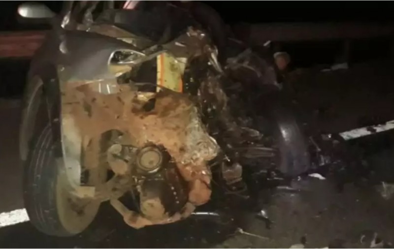 Caminhonete ficou destruída no acidente e a carreta caiu no Rio Paraná. Foto divulgação Bombeiros