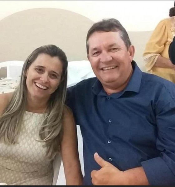 O casal Cleide/Braulino Moraes comemorando 32 anos de casados. Parabéns.