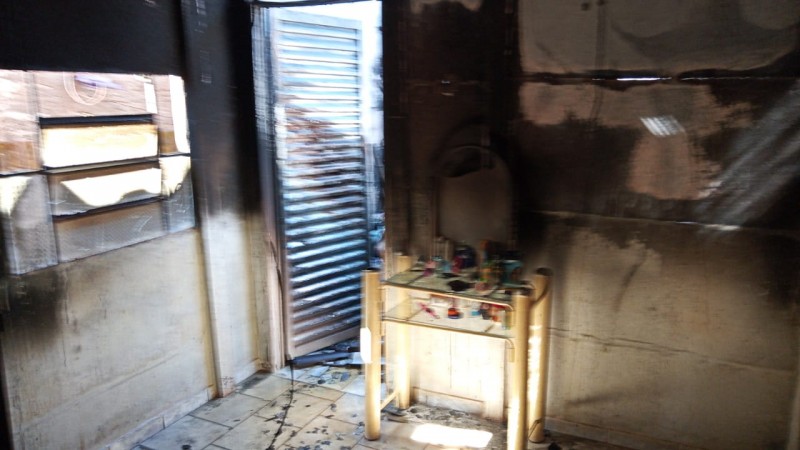 Fotos da casa destruída por fogo na Vila Pernambuco (III)