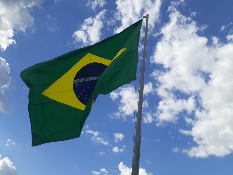 Foi colocada hoje a Bandeira do Brasil, de tamanho proporcional ao mastro, no trevo da Juracy Lucas. Foto Leandro Rosa